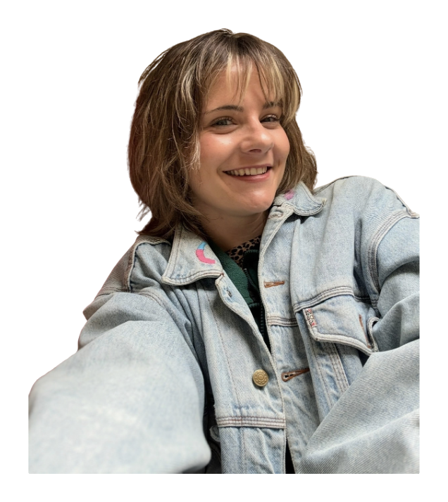 Bess Bogaert lachend in een jeansjasje