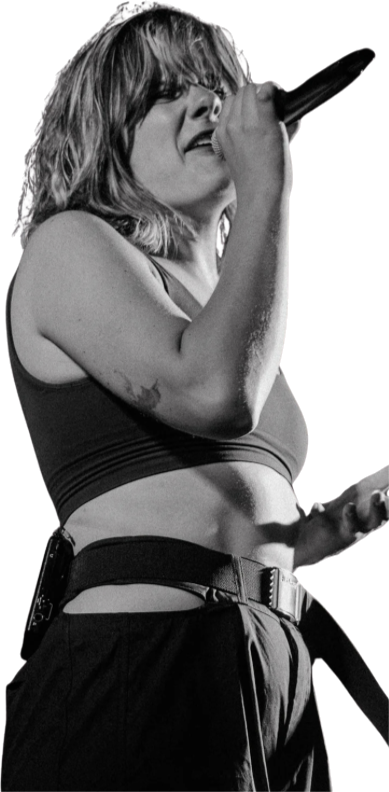 Bess zingt live met microfoon