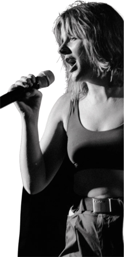 Bess zingt met microfoon, van opzij